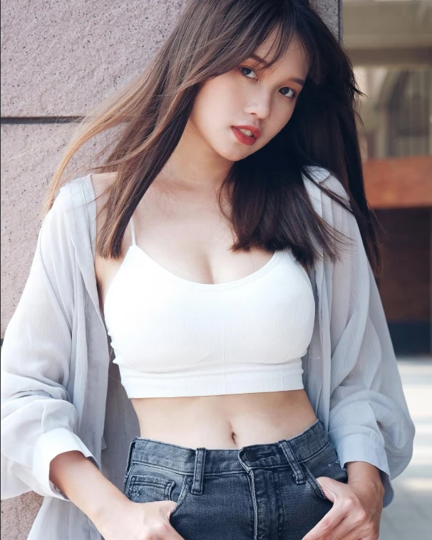 Mặc trang phục gợi cảm xuống đồng làm ruộng, hot girl mạng nhận chỉ trích nặng nề, vẫn được CĐM quan tâm đặc biệt