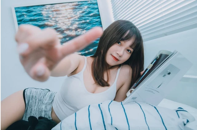 Mặc trang phục gợi cảm xuống đồng làm ruộng, hot girl mạng nhận chỉ trích nặng nề, vẫn được CĐM quan tâm đặc biệt