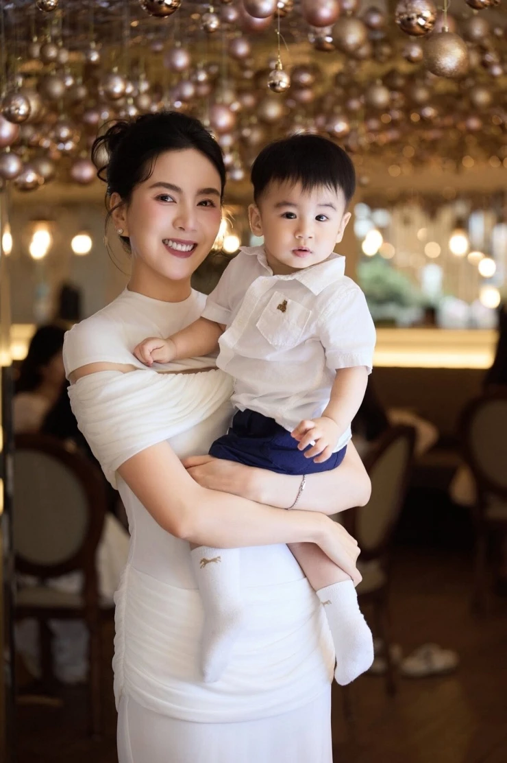 Mai Ngọc kể hành trình từ nữ MC bận rộn thành mẹ bỉm toàn thời gian