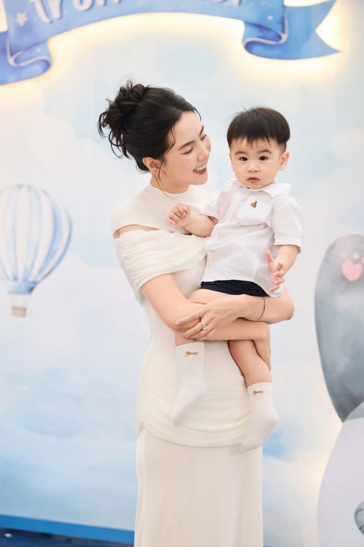 Mai Ngọc kể hành trình từ nữ MC bận rộn thành mẹ bỉm toàn thời gian