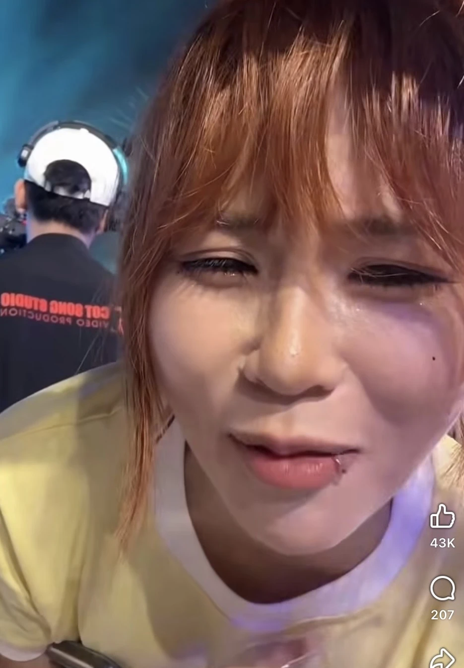 MisThy thân mật, để một nam đồng nghiệp hôn má MisThy thân mật, để một nam đồng nghiệp hôn má
