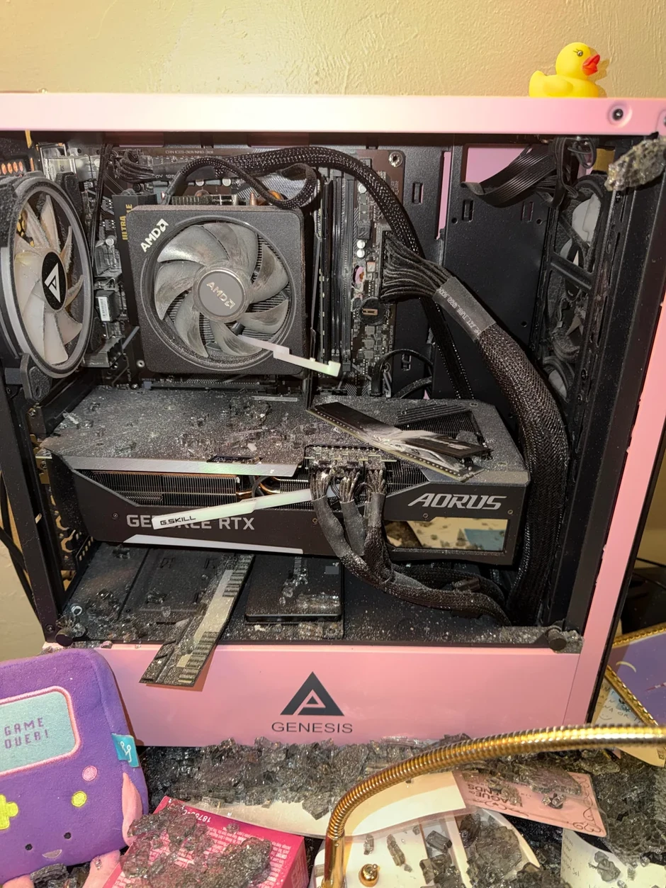 Nam game thủ may mắn nhất năm, được PC "đỡ đạn" theo đúng nghĩa đen, thoát cửa tử trong gang tấc Nam game thủ may mắn nhất năm, được PC "đỡ đạn" theo đúng nghĩa đen, thoát cửa tử trong gang tấc