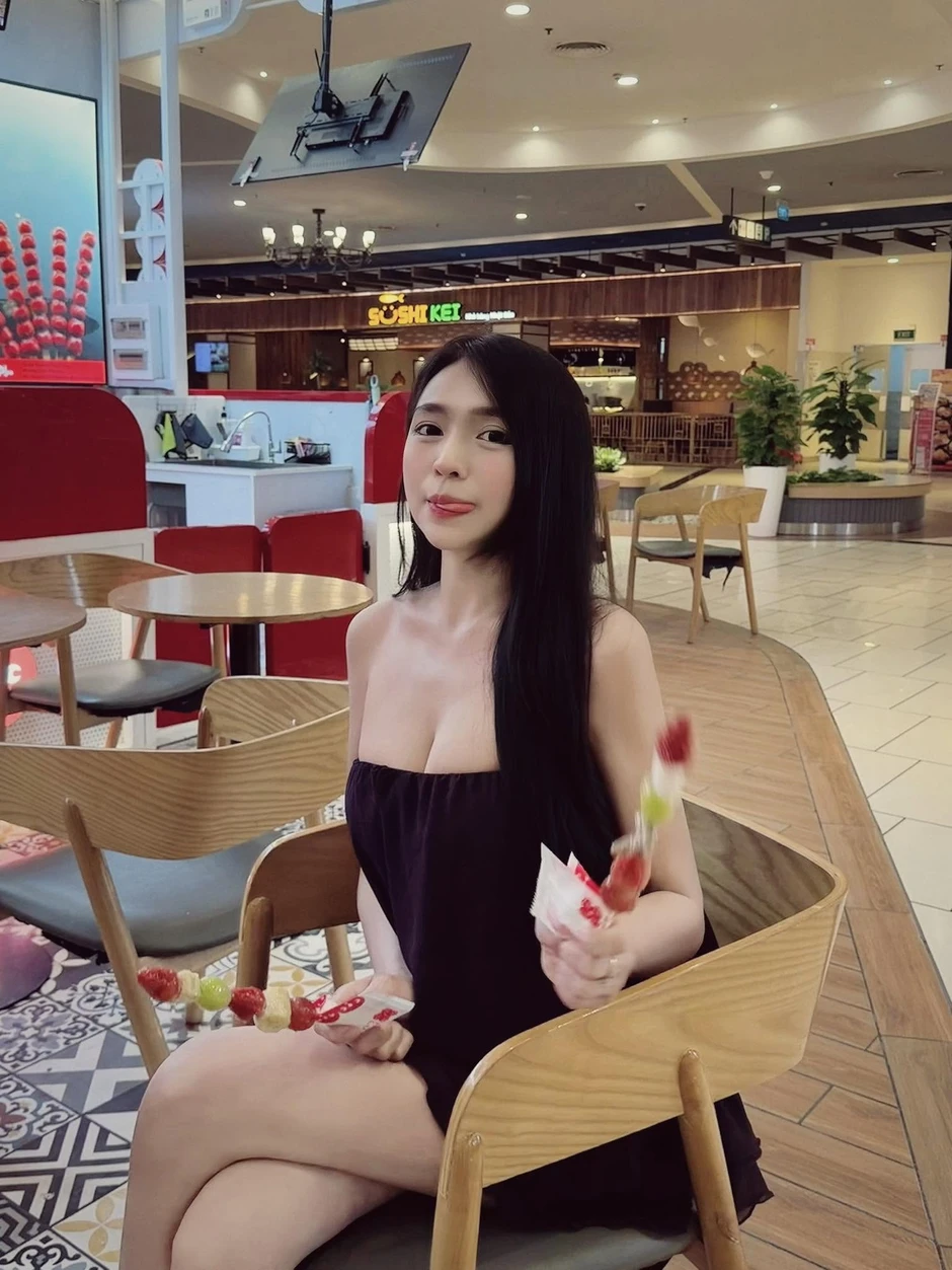 Ngẫu hứng "bắt cam" trên bàn nhậu, cô nàng hot girl cho ra đời ngay một bộ ảnh siêu phẩm Ngẫu hứng "bắt cam" trên bàn nhậu, cô nàng hot girl cho ra đời ngay một bộ ảnh siêu phẩm
