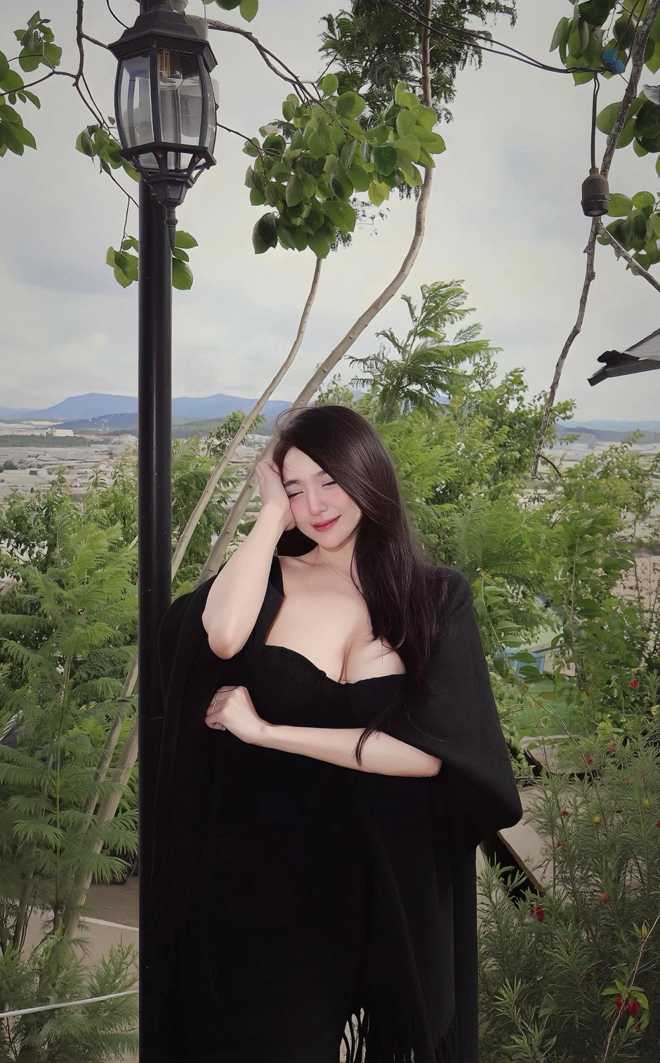 Ngẫu hứng "bắt cam" trên bàn nhậu, cô nàng hot girl cho ra đời ngay một bộ ảnh siêu phẩm Ngẫu hứng "bắt cam" trên bàn nhậu, cô nàng hot girl cho ra đời ngay một bộ ảnh siêu phẩm