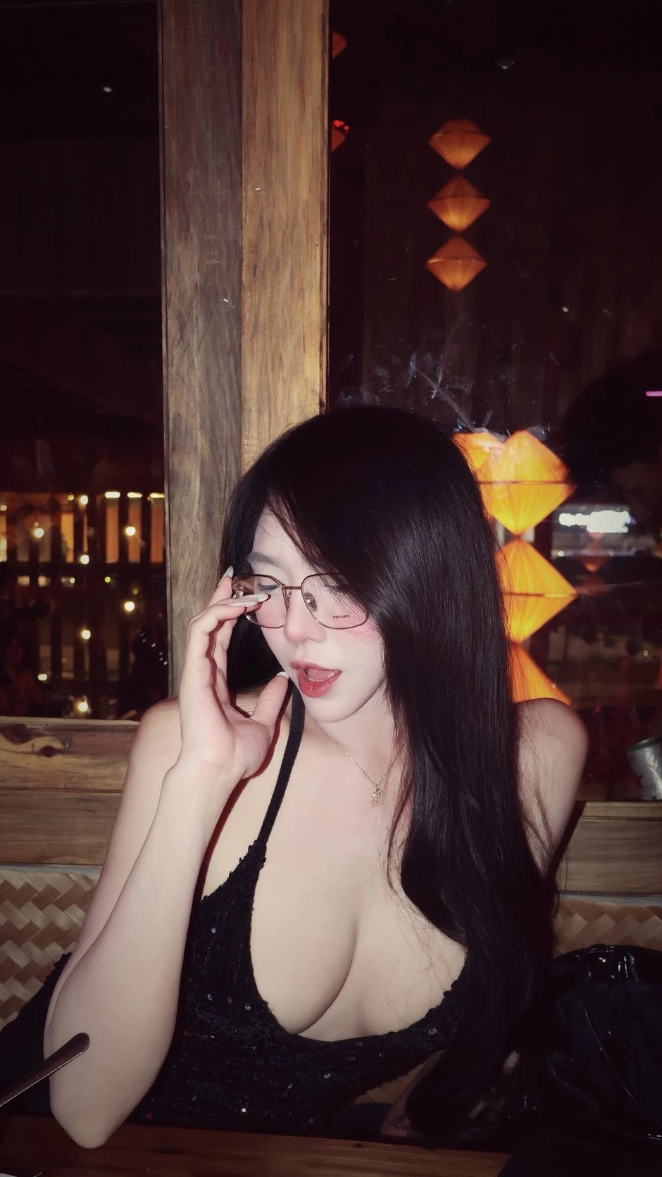 Ngẫu hứng "bắt cam" trên bàn nhậu, cô nàng hot girl cho ra đời ngay một bộ ảnh siêu phẩm Ngẫu hứng "bắt cam" trên bàn nhậu, cô nàng hot girl cho ra đời ngay một bộ ảnh siêu phẩm