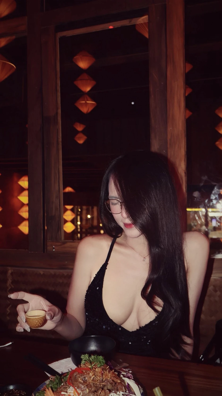Ngẫu hứng "bắt cam" trên bàn nhậu, cô nàng hot girl cho ra đời ngay một bộ ảnh siêu phẩm Ngẫu hứng "bắt cam" trên bàn nhậu, cô nàng hot girl cho ra đời ngay một bộ ảnh siêu phẩm