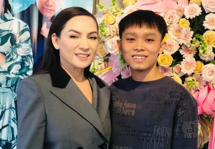 Nghệ sĩ và con nuôi: Người 20 năm vẫn gắn bó, kẻ đứt gánh giữa đường kỳ lạ Nghệ sĩ và con nuôi: Người 20 năm vẫn gắn bó, kẻ đứt gánh giữa đường kỳ lạ