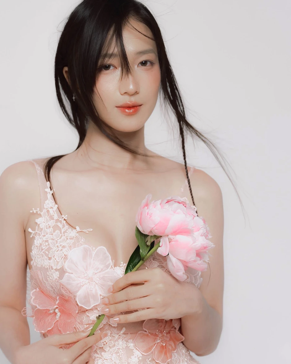 Nhan sắc bất chấp thời gian của hot girl Trâm Anh