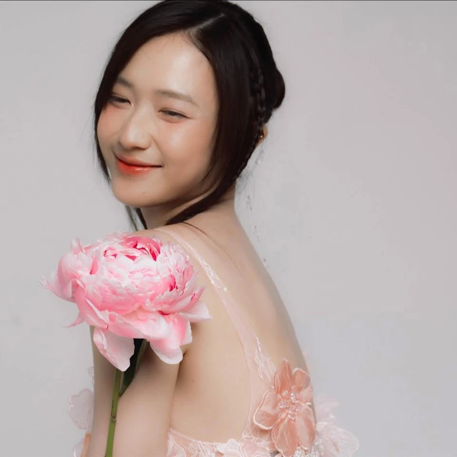 Nhan sắc bất chấp thời gian của hot girl Trâm Anh