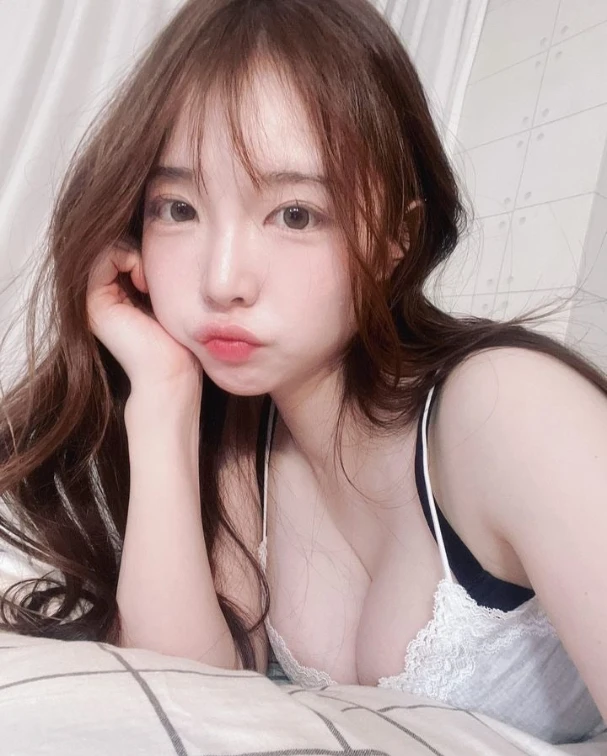Nổi lên nhờ clip lắp Gundam theo phong cách quyến rũ, nữ YouTuber bất ngờ đổi hướng, chuyển luôn sang làm hot girl gợi cảm