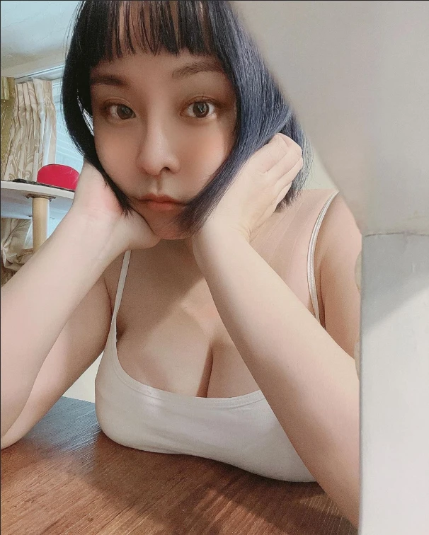 Nữ streamer gợi cảm gây tranh cãi vì rao bán giày cũ với giá trên trời, chỉ trích ngược cộng đồng mạng