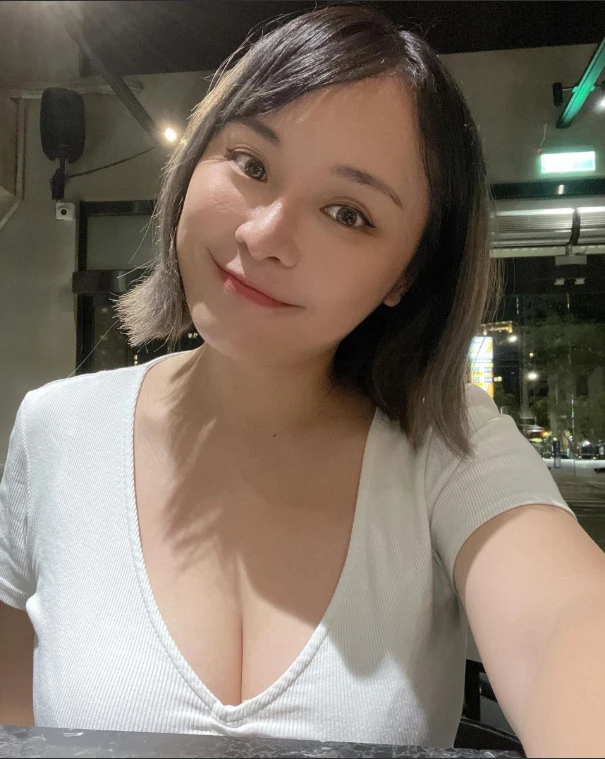 Nữ streamer gợi cảm gây tranh cãi vì rao bán giày cũ với giá trên trời, chỉ trích ngược cộng đồng mạng