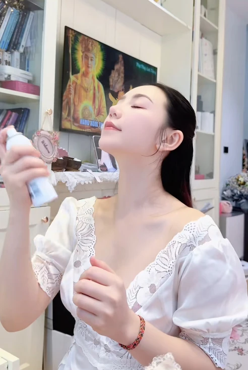 Quỳnh Kool khoe cảnh “giường gối”, CĐM tập trung hết vào Sứ Giả Khe Nứt Quỳnh Kool khoe cảnh “giường gối”, CĐM tập trung hết vào Sứ Giả Khe Nứt