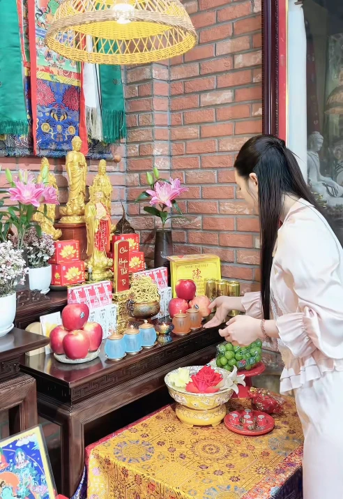 Quỳnh Kool khoe cảnh “giường gối”, CĐM tập trung hết vào Sứ Giả Khe Nứt Quỳnh Kool khoe cảnh “giường gối”, CĐM tập trung hết vào Sứ Giả Khe Nứt