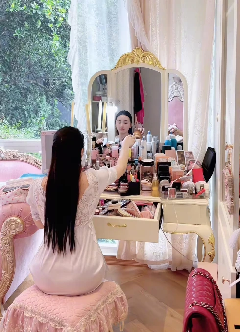 Quỳnh Kool khoe cảnh “giường gối”, CĐM tập trung hết vào Sứ Giả Khe Nứt Quỳnh Kool khoe cảnh “giường gối”, CĐM tập trung hết vào Sứ Giả Khe Nứt