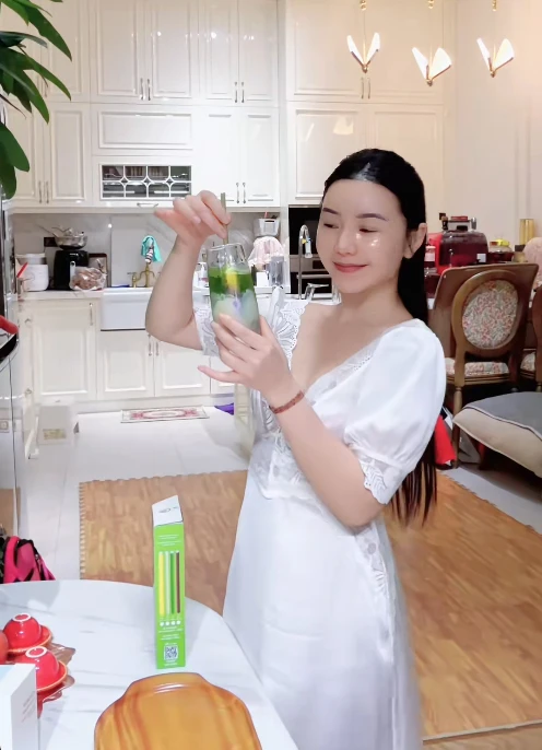 Quỳnh Kool khoe cảnh “giường gối”, CĐM tập trung hết vào Sứ Giả Khe Nứt Quỳnh Kool khoe cảnh “giường gối”, CĐM tập trung hết vào Sứ Giả Khe Nứt