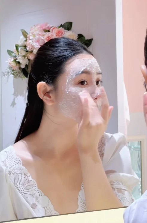 Quỳnh Kool khoe cảnh “giường gối”, CĐM tập trung hết vào Sứ Giả Khe Nứt Quỳnh Kool khoe cảnh “giường gối”, CĐM tập trung hết vào Sứ Giả Khe Nứt