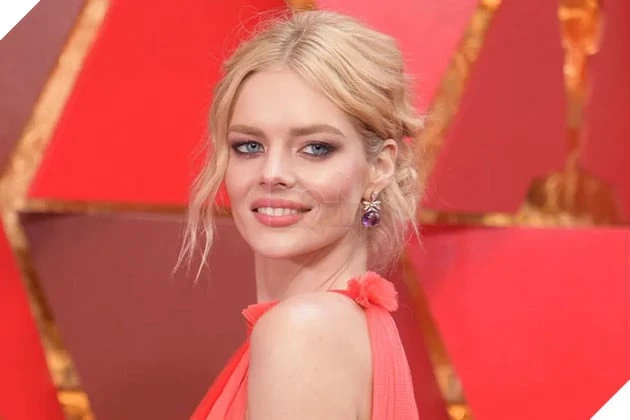 Sao Nữ Samara Weaving Mang PS5 Đến Mọi Phim Trường Vì Đam Mê Game Sao Nữ Samara Weaving Mang PS5 Đến Mọi Phim Trường Vì Đam Mê Game
