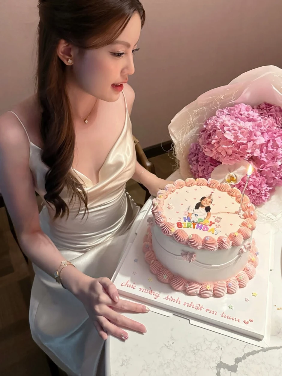 Tăng Mỹ Hàn - HIEUTHUHAI 4 năm sinh nhật tặng đúng 1 kiểu quà, yêu đương nhàm chán? Tăng Mỹ Hàn - HIEUTHUHAI 4 năm sinh nhật tặng đúng 1 kiểu quà, yêu đương nhàm chán?