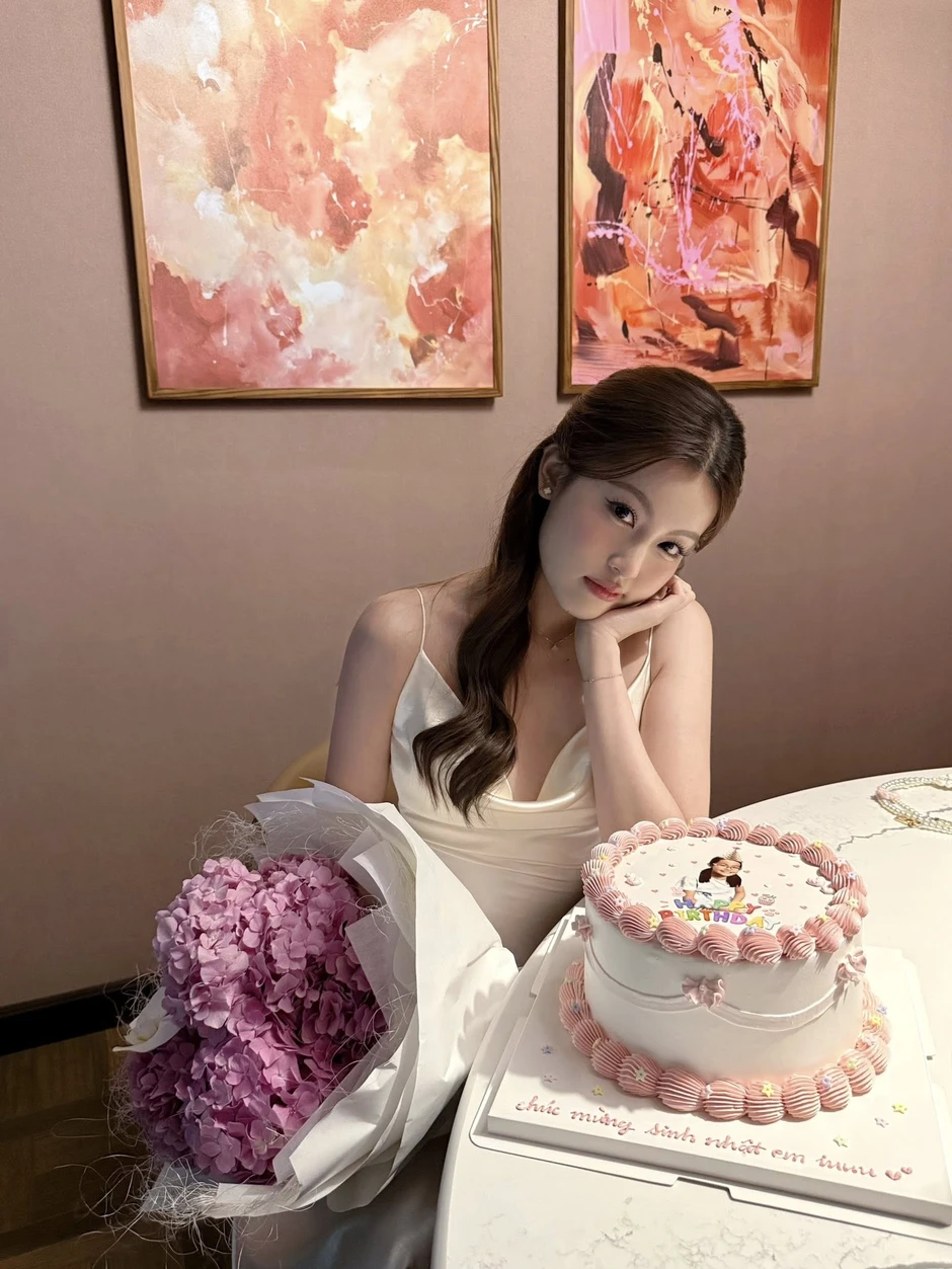 Tăng Mỹ Hàn - HIEUTHUHAI 4 năm sinh nhật tặng đúng 1 kiểu quà, yêu đương nhàm chán? Tăng Mỹ Hàn - HIEUTHUHAI 4 năm sinh nhật tặng đúng 1 kiểu quà, yêu đương nhàm chán?