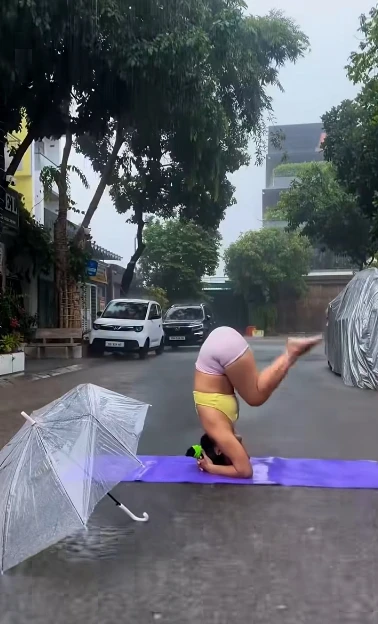 Tập Yoga dưới mưa, đoạn video ngắn của hot girl bất ngờ lan truyền gây tranh cãi
