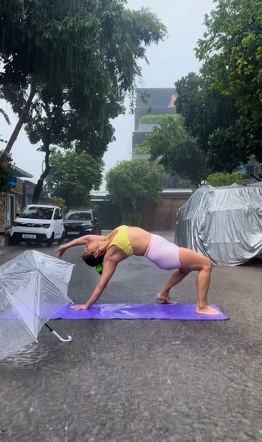 Tập Yoga dưới mưa, đoạn video ngắn của hot girl bất ngờ lan truyền gây tranh cãi