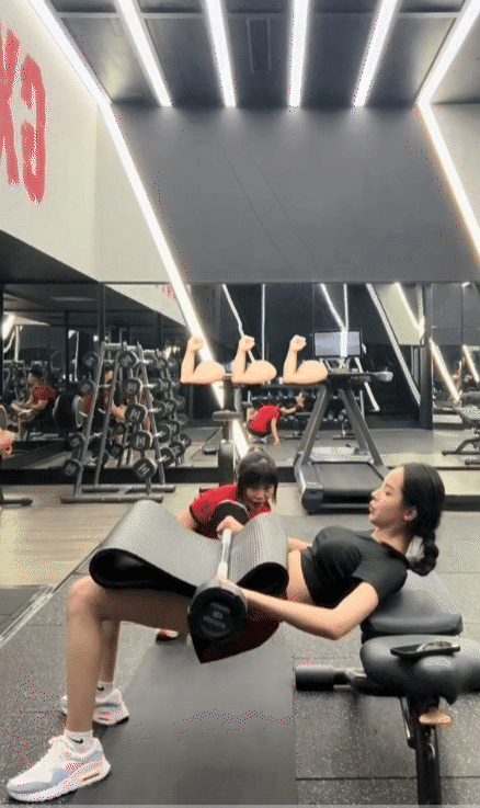 Thanh Thuỷ "flex" body nét căng, chia sẻ luôn bí quyết Thanh Thuỷ "flex" body nét căng, chia sẻ luôn bí quyết