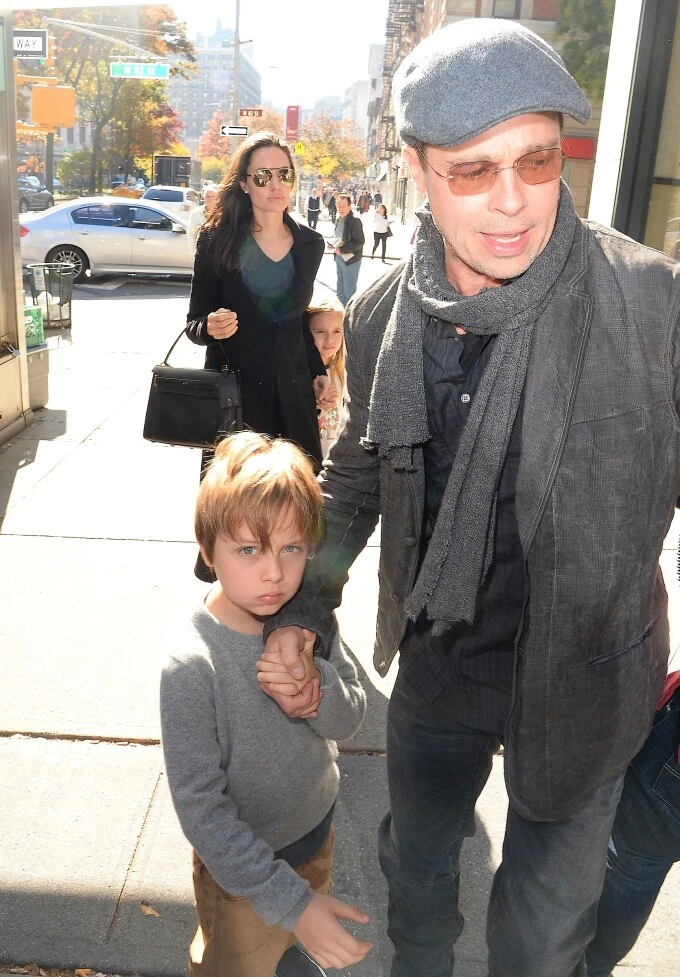 Thêm một người con ruột của Brad Pitt từ bỏ họ bố Thêm một người con ruột của Brad Pitt từ bỏ họ bố