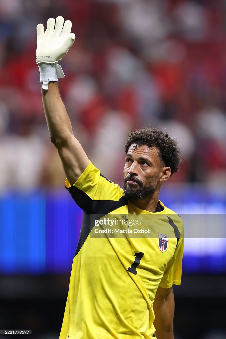 Thủ môn chặn đứng hàng thủ Tây Ban Nha ở World Cup nổi tiếng chóng mặt sau một đêm