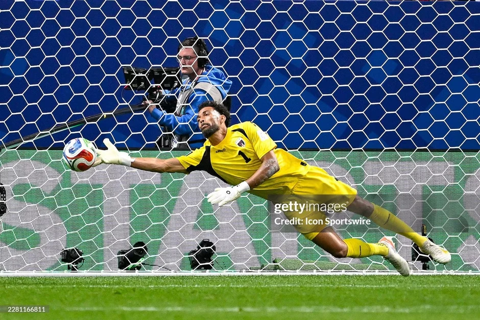 Thủ môn chặn đứng hàng thủ Tây Ban Nha ở World Cup nổi tiếng chóng mặt sau một đêm
