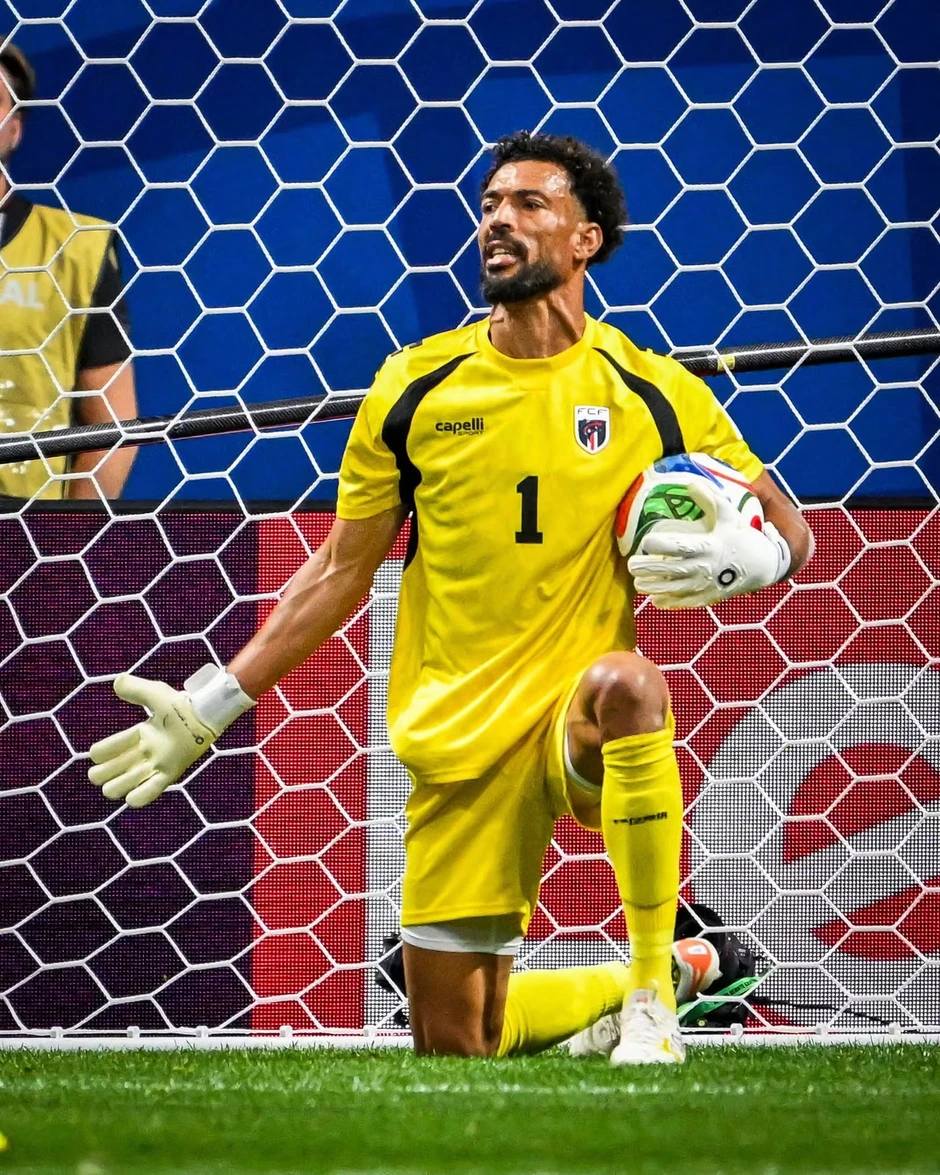Thủ môn chặn đứng hàng thủ Tây Ban Nha ở World Cup nổi tiếng chóng mặt sau một đêm