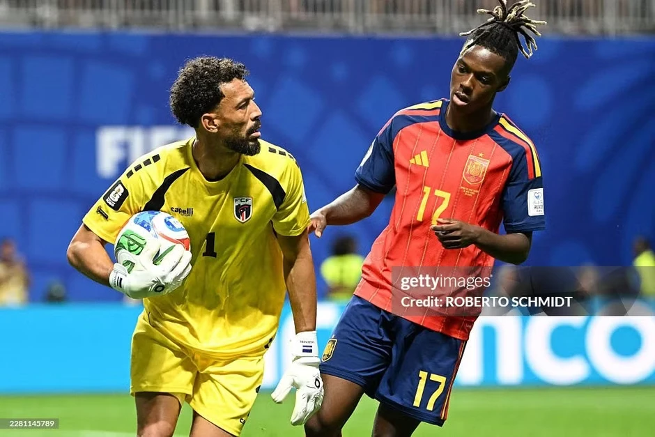 Thủ môn chặn đứng hàng thủ Tây Ban Nha ở World Cup nổi tiếng chóng mặt sau một đêm