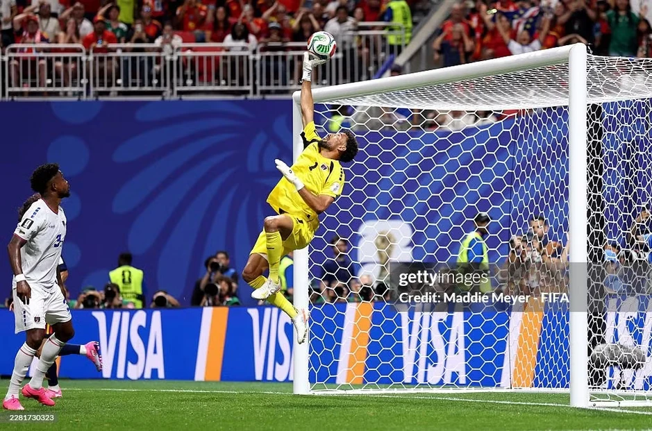 Thủ môn chặn đứng hàng thủ Tây Ban Nha ở World Cup nổi tiếng chóng mặt sau một đêm