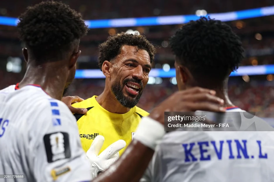 Thủ môn chặn đứng hàng thủ Tây Ban Nha ở World Cup nổi tiếng chóng mặt sau một đêm
