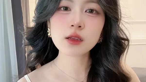 "Mất tập trung" trước biểu cảm nũng nịu hút hồn của cô giáo hotgirl xinh đẹp kenhtingame com thumb quot mat tap trung quot truoc bieu cam nung niu hut hon cua co giao hotgirl xinh dep 1ef81780690681736 940w