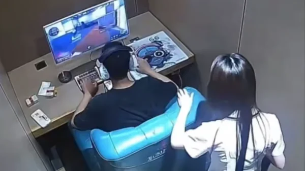 Bị dội nước sôi bốc khói vào người, nam game thủ vẫn kiên trì chơi game tiếp, gây viral cõi mạng kenhtingame com thumb bi doi nuoc soi boc khoi vao nguoi nam game thu van kien tri choi game tiep gay viral coi mang 9b2f1780539840049 940w