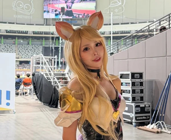 Chị gái Oner bất ngờ cosplay Ahri K/DA đầy quyến rũ kenhtingame com thumb chi gai oner bat ngo cosplay ahri k da day quyen ru 99321780763458646 940w
