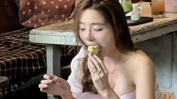 Chỉ ngồi ăn khoai, hot girl cũng nhận được cơn mưa lời khen có cánh kenhtingame com thumb chi ngoi an khoai hot girl cung nhan duoc con mua loi khen co canh 7d6e1781715256782 940w