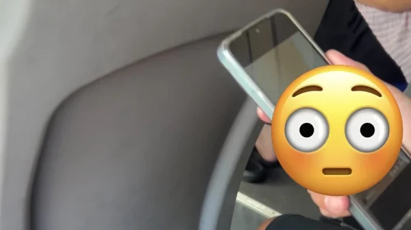 Choáng! Đi phương tiện công cộng, người đàn ông lớn tuổi thản nhiên mở clip "nóng" khiến cô gái bên cạnh sợ hãi kenhtingame com thumb choang di phuong tien cong cong nguoi dan ong lon tuoi than nhien mo clip quot nong quot khien co gai ben canh so hai c7411780347031293 940w