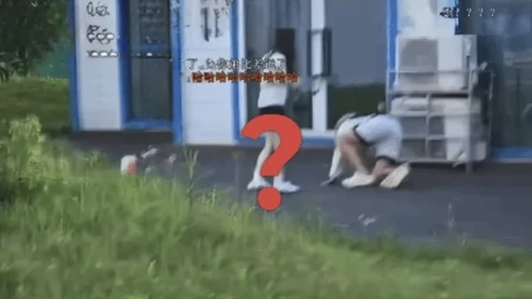 Cựu tuyển thủ nổi tiếng giả vờ ngã để nhìn trộm váy cô gái lạ, dư luận bùng nổ bức xúc kenhtingame com thumb cuu tuyen thu noi tieng gia vo nga de nhin trom vay co gai la du luan bung no buc xuc 61961780499597334 940w
