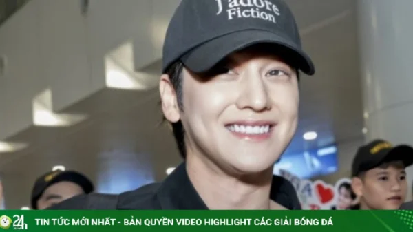 Diễn viên Vườn sao băng Kim Bum được fan vây kín ở sân bay kenhtingame com thumb dien vien vuon sao bang kim bum duoc fan vay kin o san bay ac9d1781871635553 940w