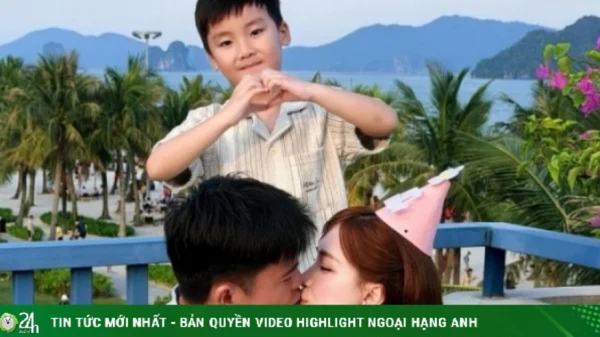 Hòa Minzy và bạn trai Văn Cương hôn nhau đắm đuối trước mặt con kenhtingame com thumb hoa minzy va ban trai van cuong hon nhau dam duoi truoc mat con 2a1f1780308482943 940w