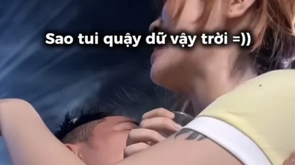 MisThy thân mật, để một nam đồng nghiệp hôn má kenhtingame com thumb misthy than mat de mot nam dong nghiep hon ma 54071782209962541 940w