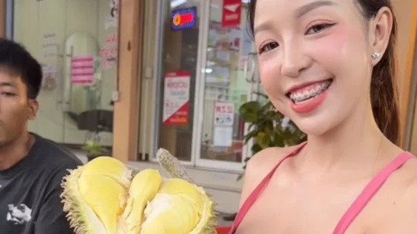 Ngồi bán sầu riêng nhưng có vóc dáng như hoa hậu, hot girl bất ngờ trở thành tâm điểm chú ý kenhtingame com thumb ngoi ban sau rieng nhung co voc dang nhu hoa hau hot girl bat ngo tro thanh tam diem chu y 13aa1780654896861 940w