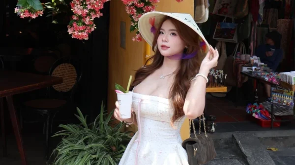 Phổ cổ Hội An đầy thơ mộng, càng cuốn hút hơn khi có hot girl xinh đẹp này xuất hiện kenhtingame com thumb pho co hoi an day tho mong cang cuon hut hon khi co hot girl xinh dep nay xuat hien 08151781725218482 940w