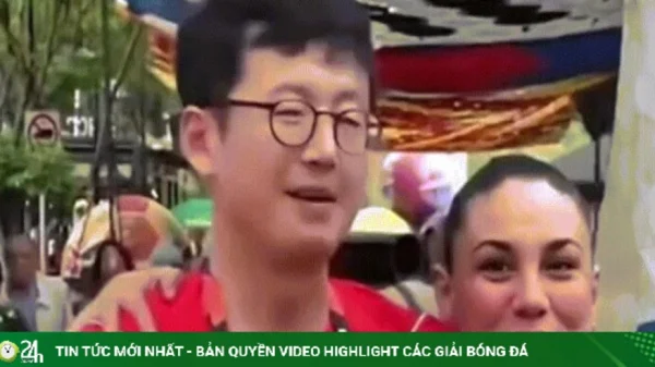 Phóng viên Hàn Quốc được nữ cổ động viên hôn má khi đang đưa tin World Cup kenhtingame com thumb phong vien han quoc duoc nu co dong vien hon ma khi dang dua tin world cup c0751781363580990 940w