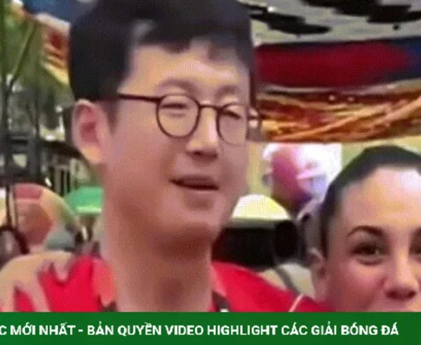 Phóng viên Hàn Quốc được nữ cổ động viên hôn má khi đang đưa tin World Cup kenhtingame com thumb phong vien han quoc duoc nu co dong vien hon ma khi dang dua tin world cup c0751781363580990 940w
