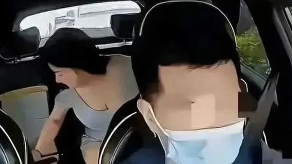 Sốc, hành khách nữ xinh đẹp thản nhiên đại tiện trên xe công nghệ kenhtingame com thumb soc hanh khach nu xinh dep than nhien dai tien tren xe cong nghe 79191781524334429 940w