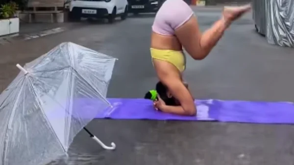 Tập Yoga dưới mưa, đoạn video ngắn của hot girl bất ngờ lan truyền gây tranh cãi kenhtingame com thumb tap yoga duoi mua doan video ngan cua hot girl bat ngo lan truyen gay tranh cai 5c331780599957354 940w