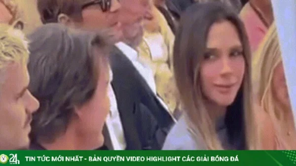 Vợ Beckham gây tranh cãi vì để Tom Cruise hôn tay kenhtingame com thumb vo beckham gay tranh cai vi de tom cruise hon tay f8f71781438556949 940w